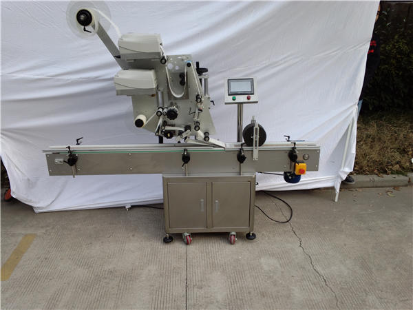 Stroj za automatsko označavanje aviona s naljepnicama za ravne boce 