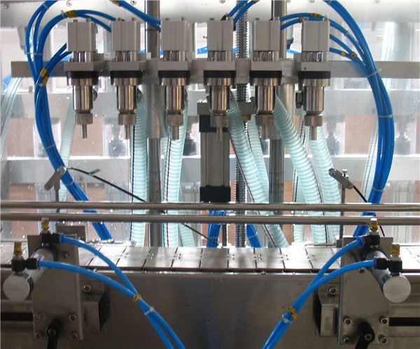 Stroj za automatsko punjenje tekućina sa šest glava