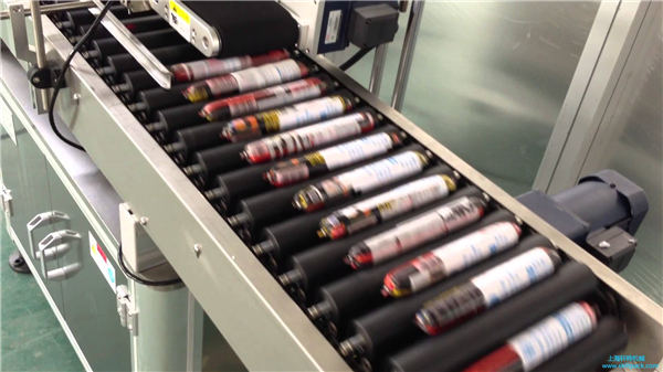 Automatski stroj za etiketiranje kobasica sa ulagačem