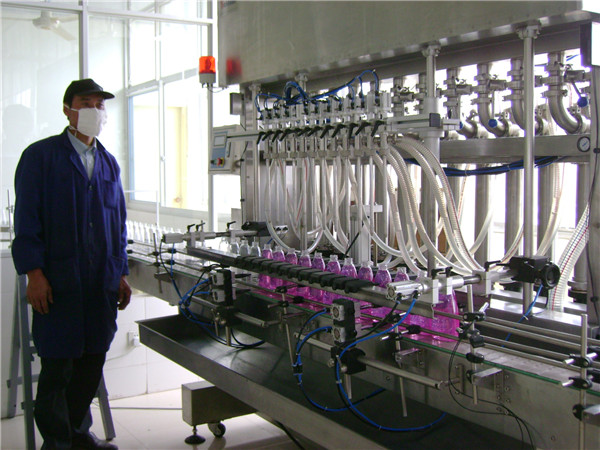 Stroj za punjenje tekućine u boce