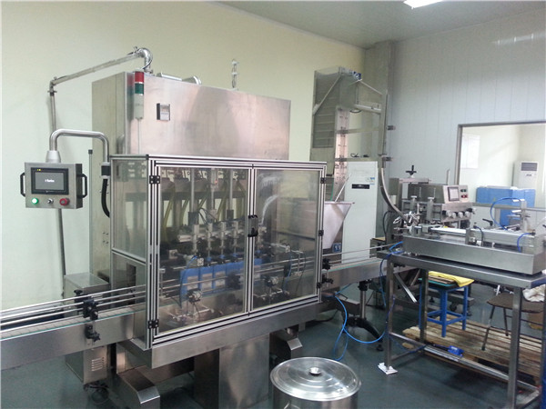 Stroj za automatsko punjenje motornim uljem sa 6 glava